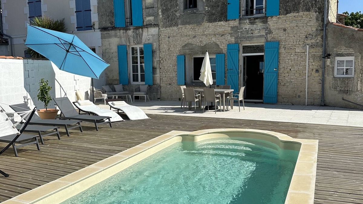 Haimps House | Stunning ‘Maison de Maitre’ with Private Pool, Near Cognac. Sleeps 10