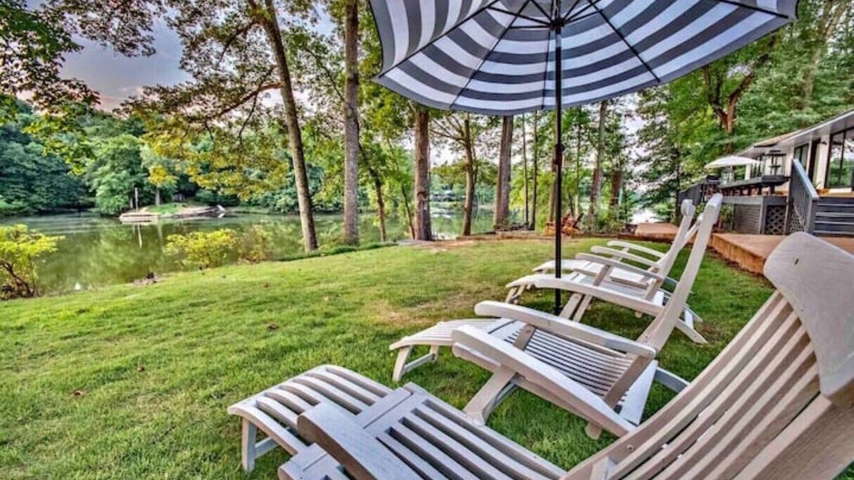 Raleigh House | 》Stunning Memphis Lake Front Home《