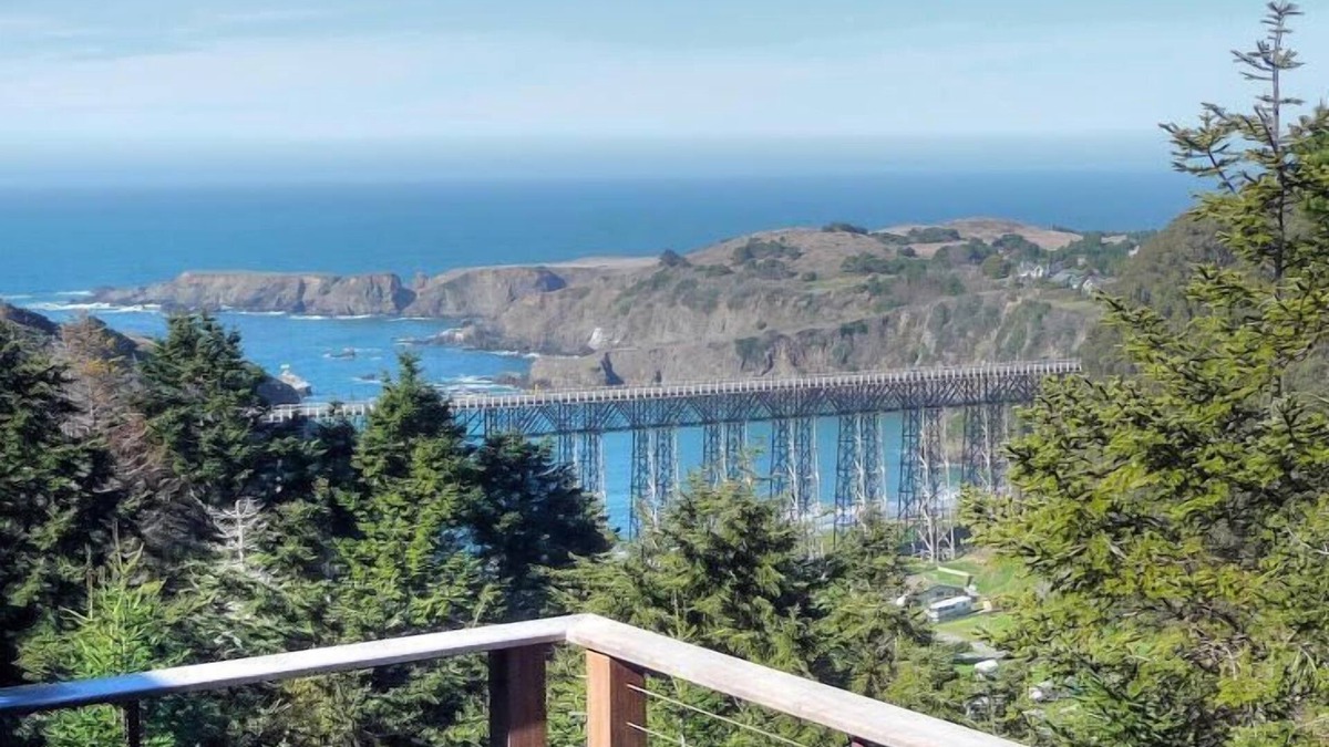Albion House | Stunning Mendocino Coast Views!