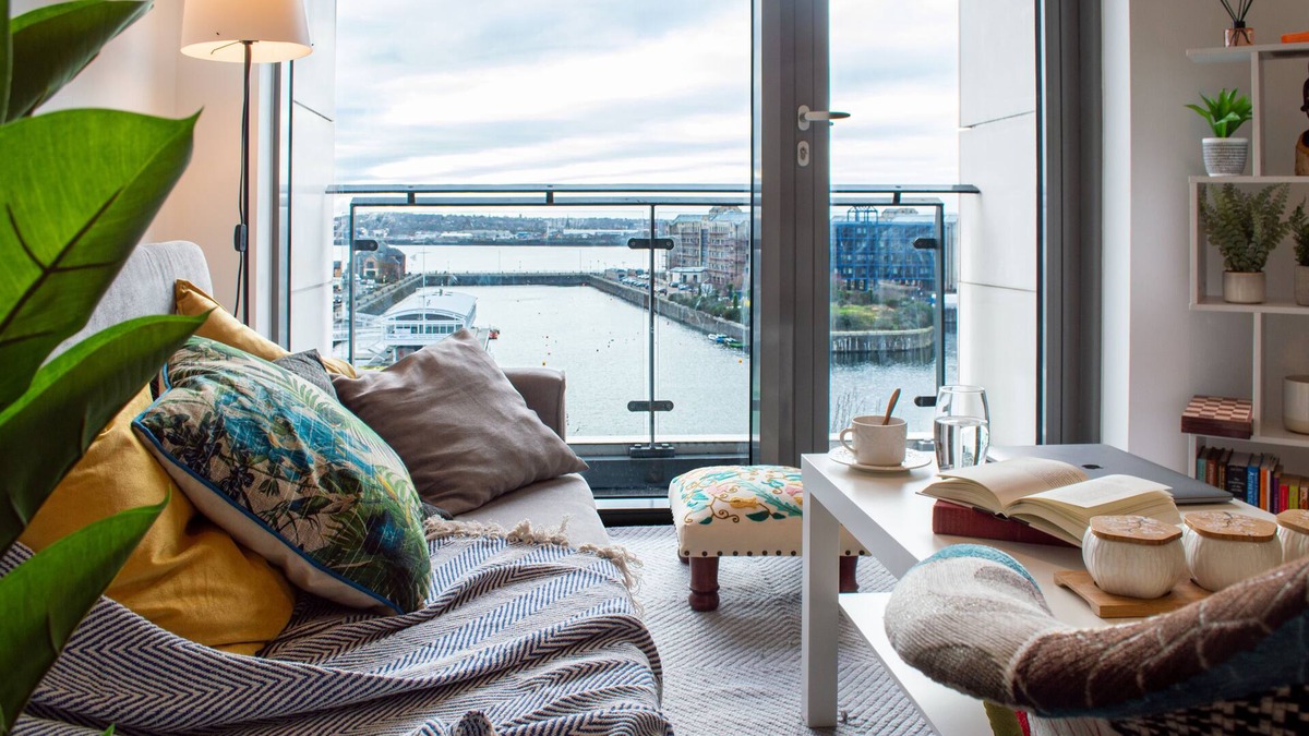 Liverpool Apartment | Stunning Mersey View Apartment with Parking & Amenities in Liverpool