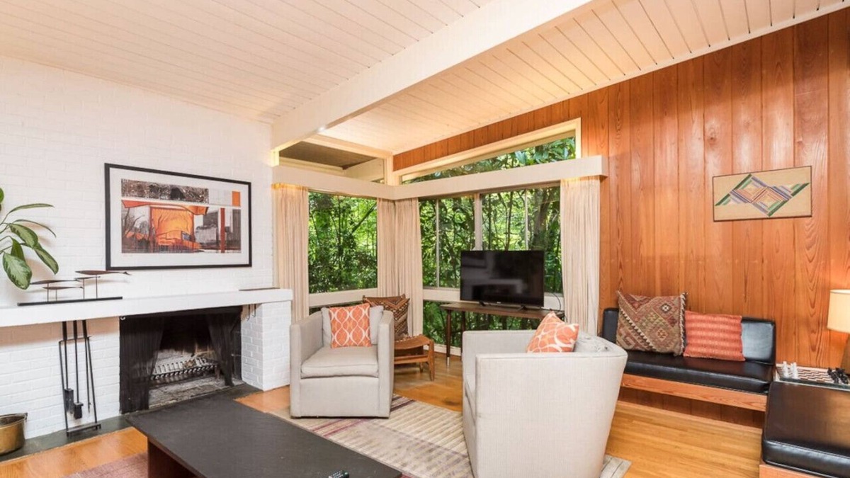 Chapel Hill House | Stunning Mid-Century Gem Near Campus and Gardens