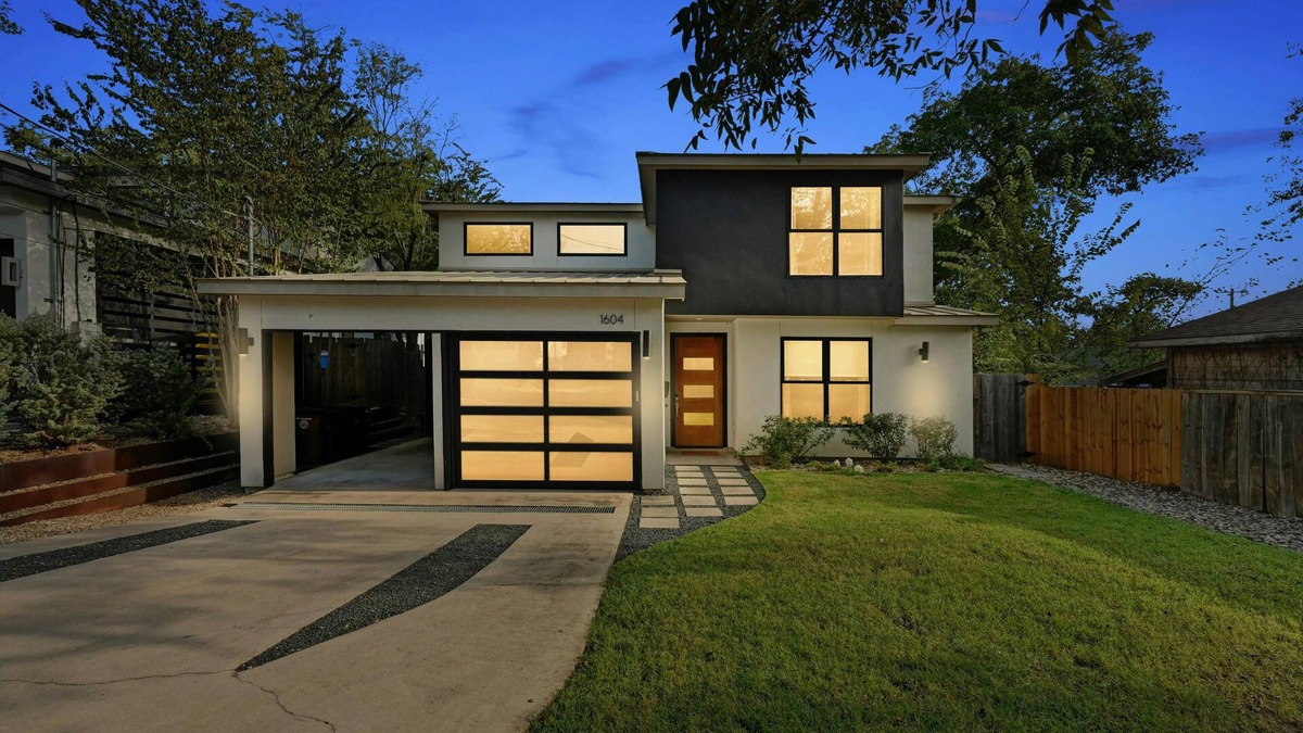 Barton Heights House | Stunning Mid-century Perfection, Heated Pool & Hot Tub Zilker & Barton Springs!