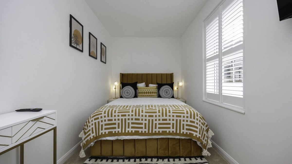 Hove Apartment | Stunning modern space in Hove & free parking.