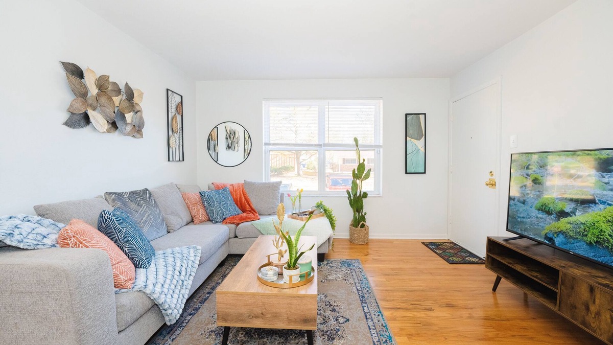 Airport Township Apartment | Stunning Modern Apartment with King Bed - 5 Mins to Creve Coeur Lake