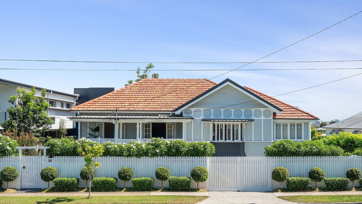 Greenslopes Apartment | Stunning Modern 1920’s house 4 mins from Brisbane CBD with enchanting City views
