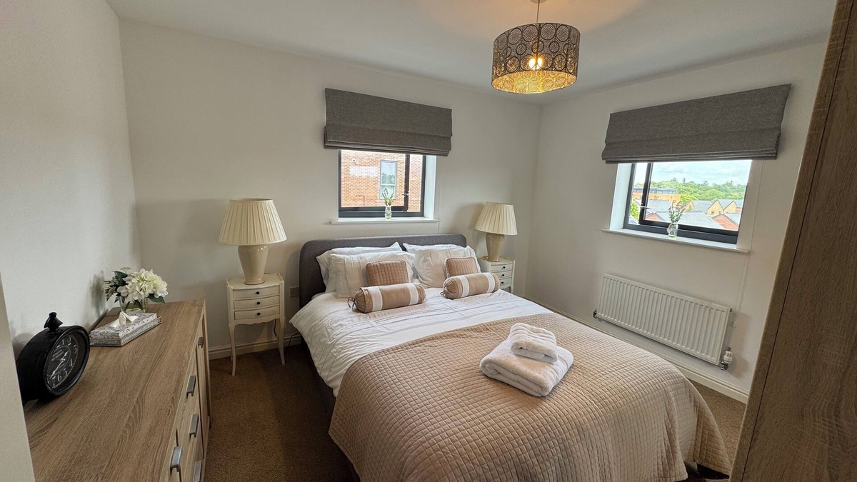 Uxbridge North Apartment | Stunning Modern 2-bedroom apartment in Uxbridge with Lift & parking. Fast Wi-Fi