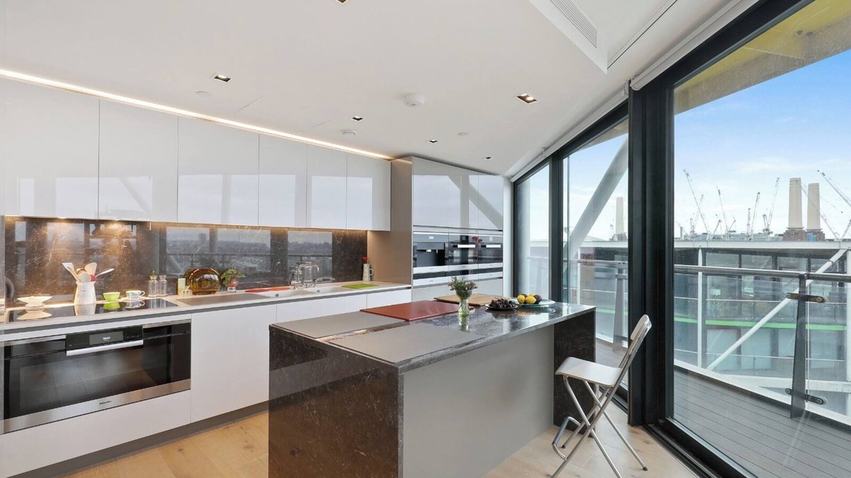 Nine Elms Apartment | Stunning, Modern Flat in Central Battersea with River View
