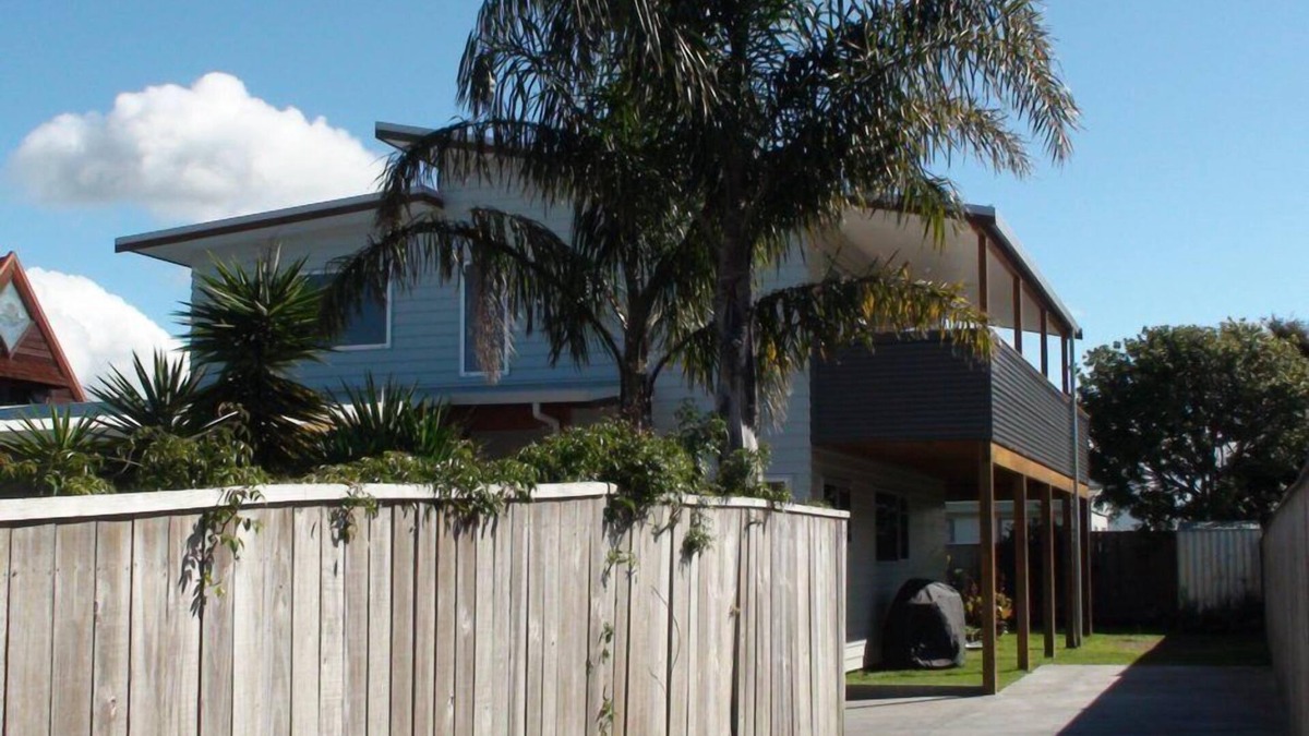 Whangamata House | Stunning modern house 150m from ocean beach
