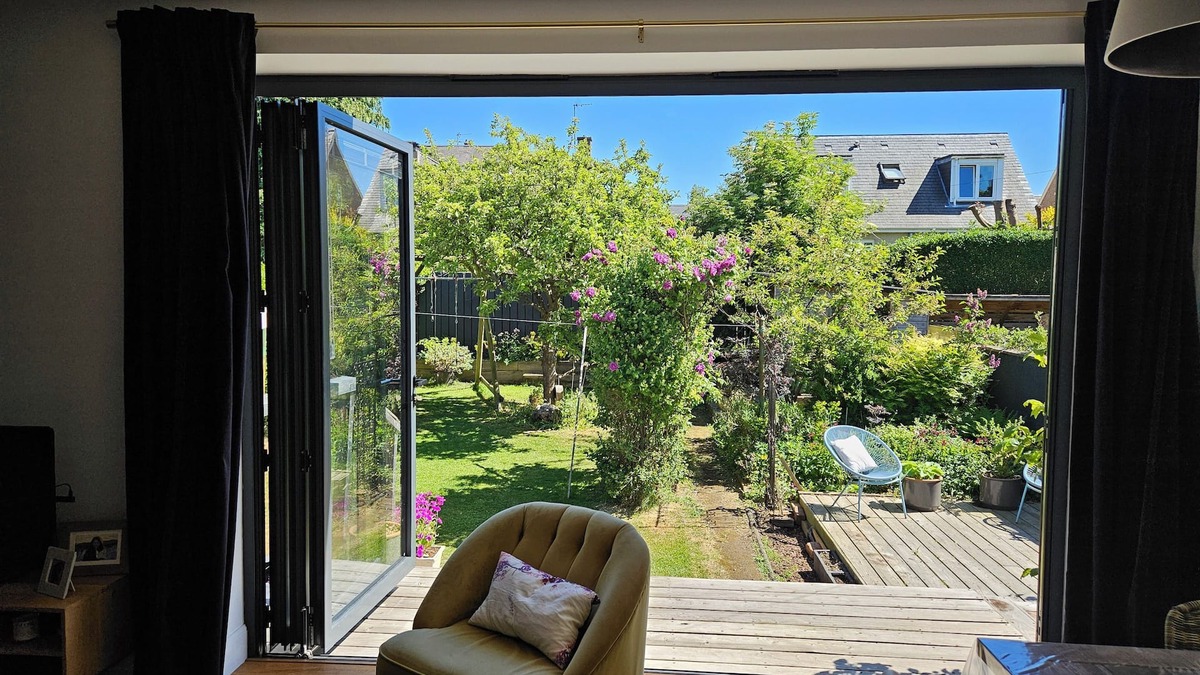 Merchiston House | Stunning modern house with beautiful garden, free parking & good transport links