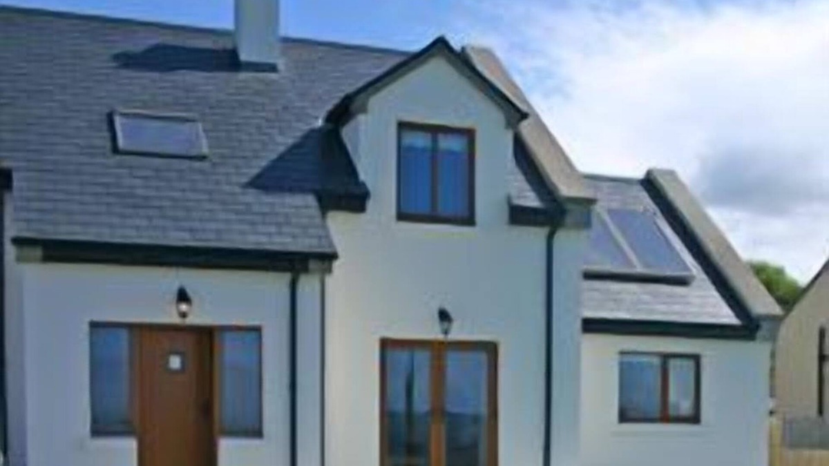Tullycross Apartment | Stunning Modern house - walking distance to village