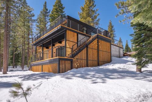 Truckee House | Stunning Modern Mountain Home for 10 in Truckee New Hot Tub BBQ Close to Slopes Book on Mobile for Promo Price