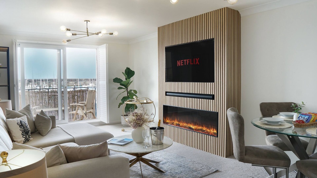 Seafront Apartment | Stunning modern space with harbour views & free parking