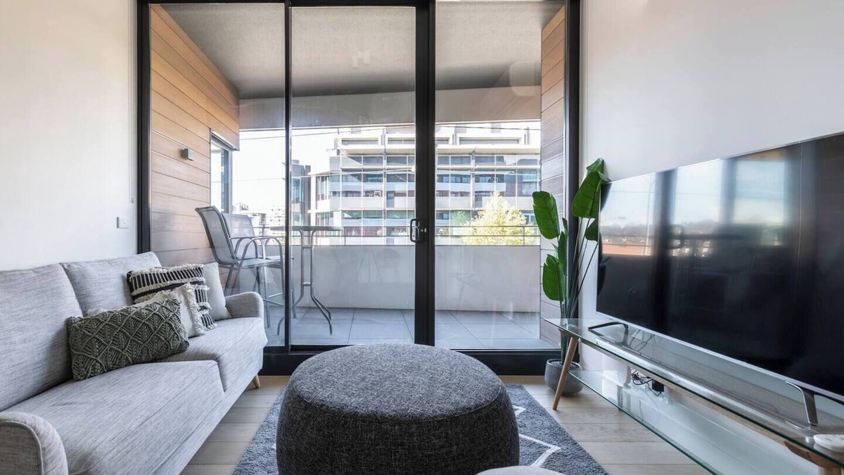 Richmond North Apartment | Stunning Modern Style with a Gym Pool and Spa