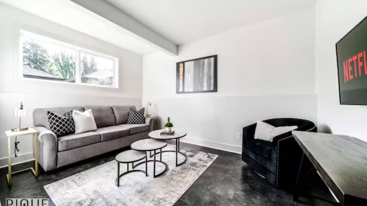 Jasper Place House | Stunning Modern Suite - King Bed - NFLX - WiFi!