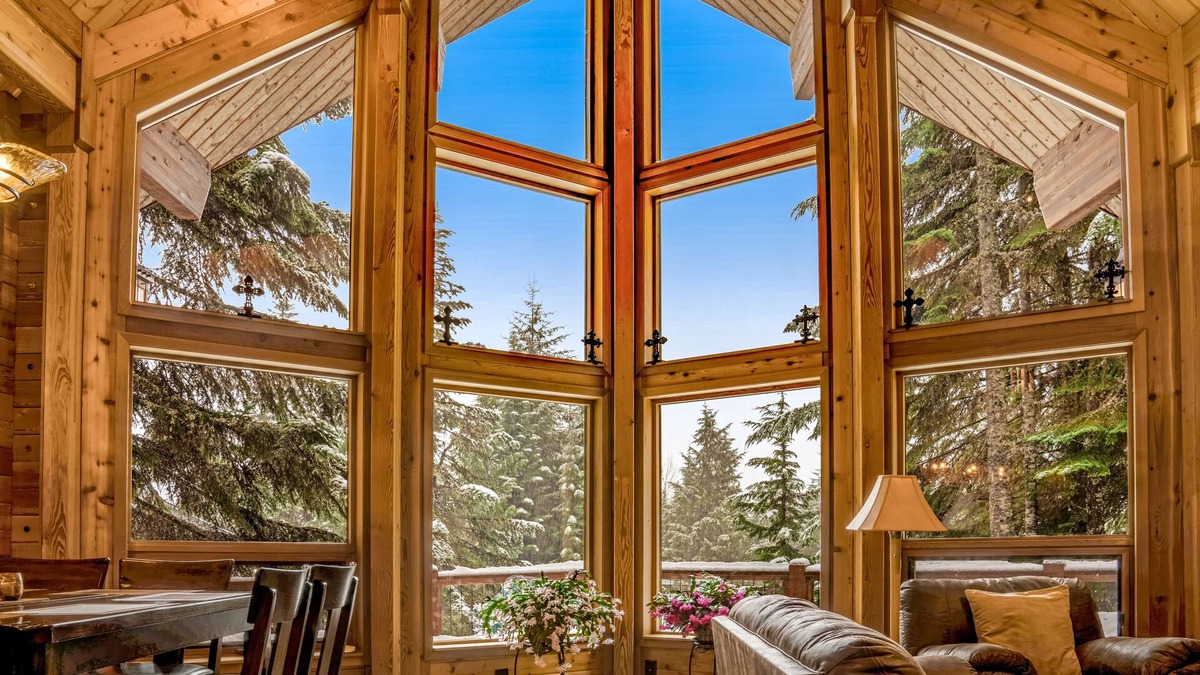 Hyak Cabin | Stunning mountain retreat near skiing & lake w/ free WiFi, spacious deck, & more
