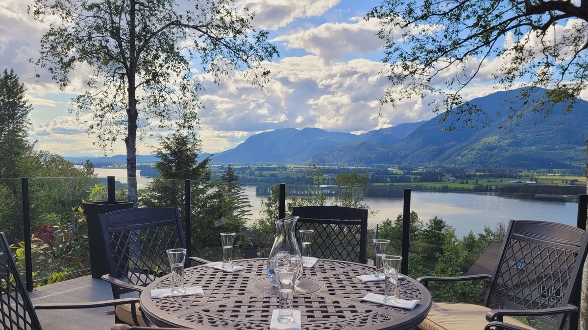 Deroche House | Stunning Mountain Home - Amazing Views & Hot Tub