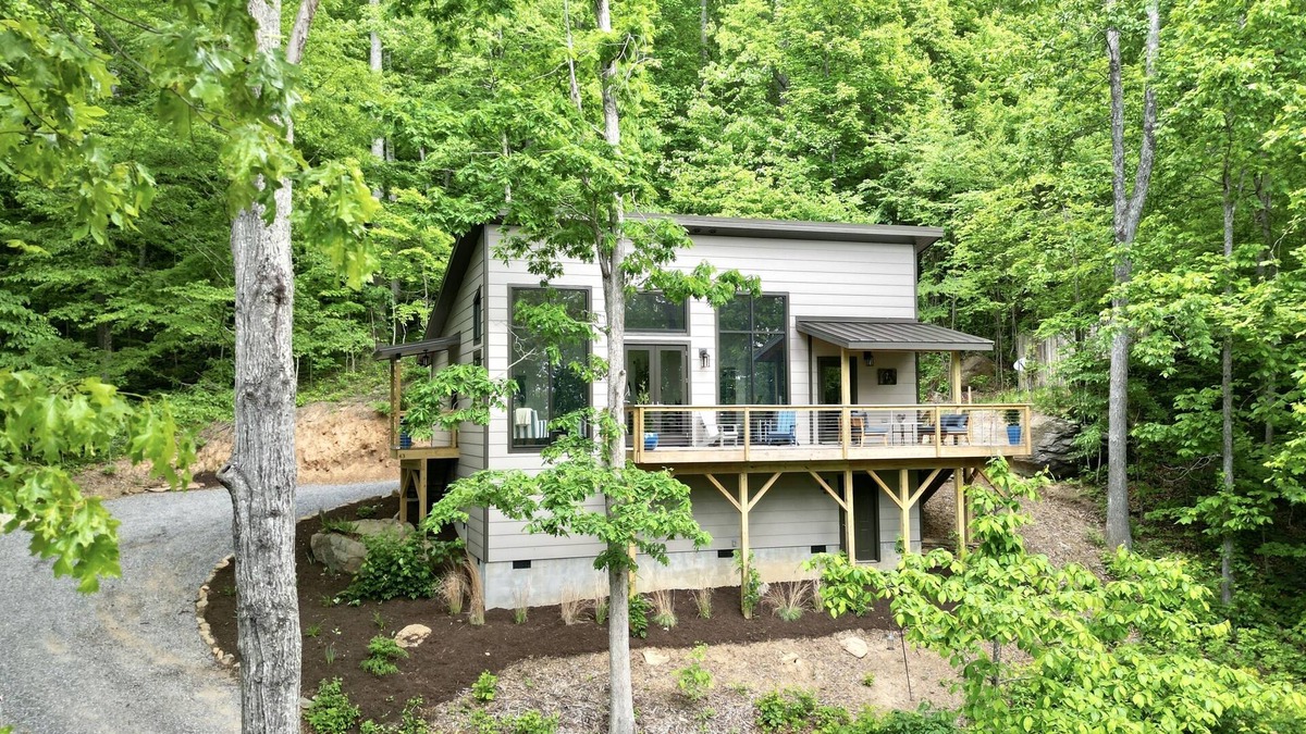 Fairview Cabin | Stunning Mountain-Modern Cabin Close to Asheville w/Hot Tub