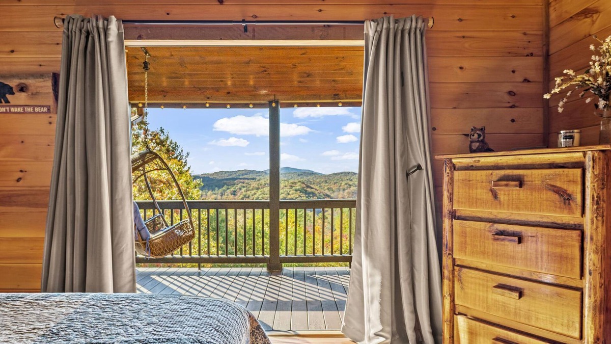 Mineral Bluff Cabin | STUNNING mountain views facing sunset, hot tub, 3 king bedrooms + attached baths