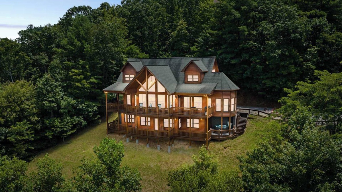 Mineral Bluff House | Stunning Mtn Views! Sleeps 10~Hot Tub~Game Room