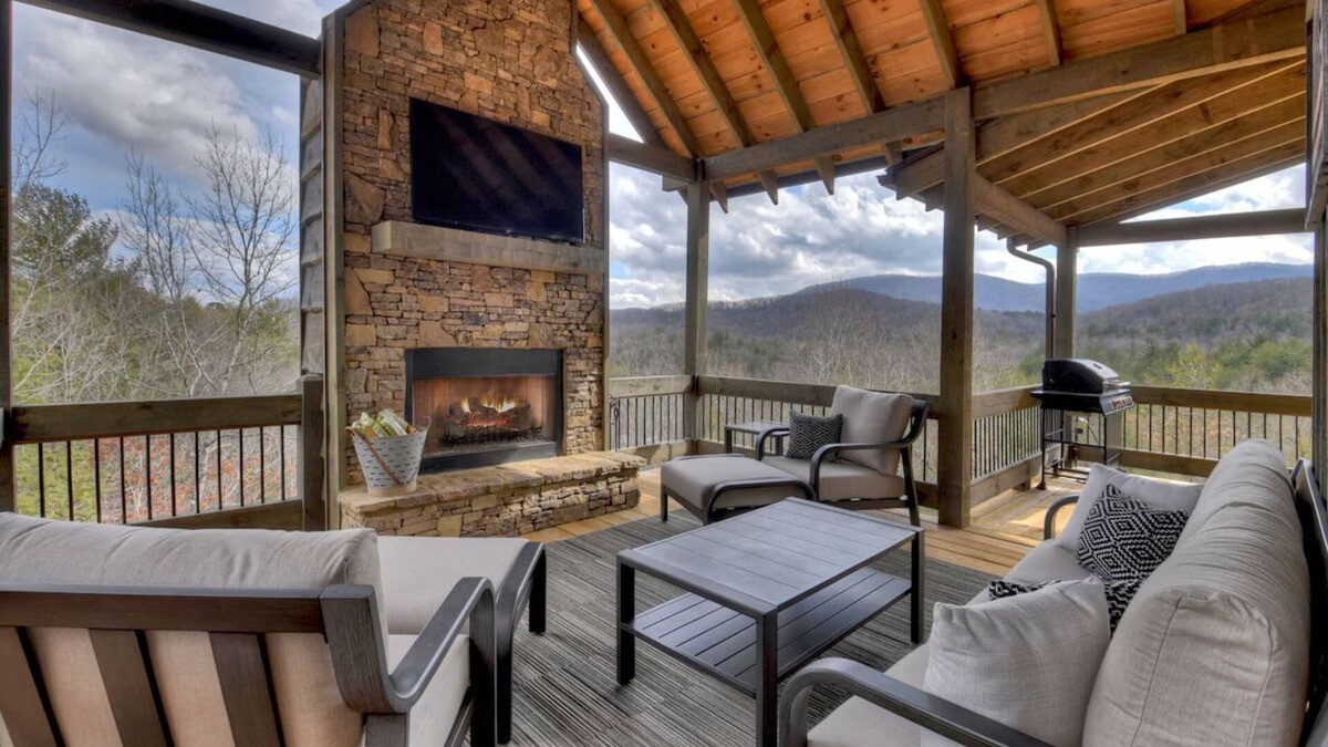 Epworth House | Stunning mtn views, hot tub, pool table