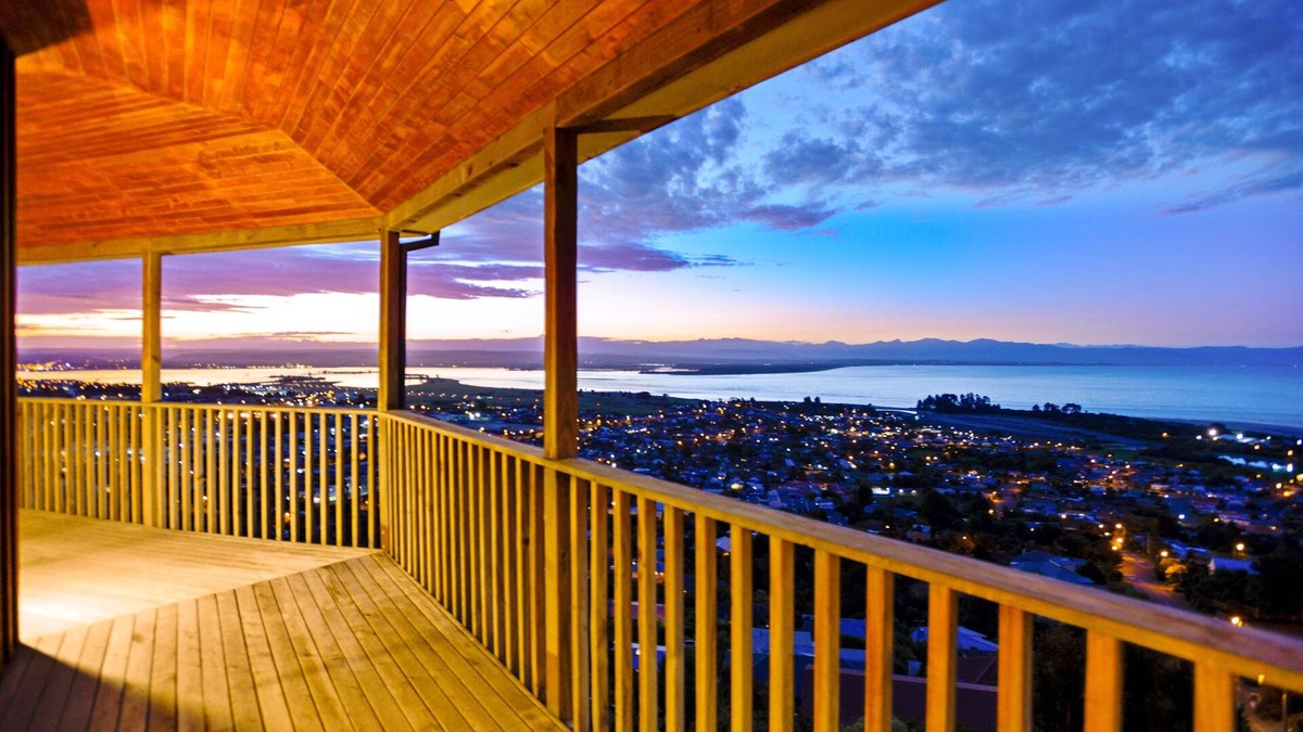 Tahunanui House | Stunning Nelson Holiday Home with Spa Pool