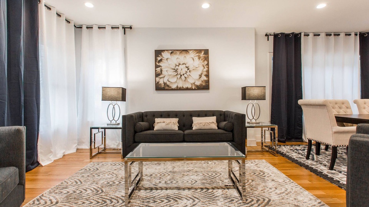 Albany Park House | Stunning New 6 Bedroom Home w/Parking in Chicago (Superhosts)
