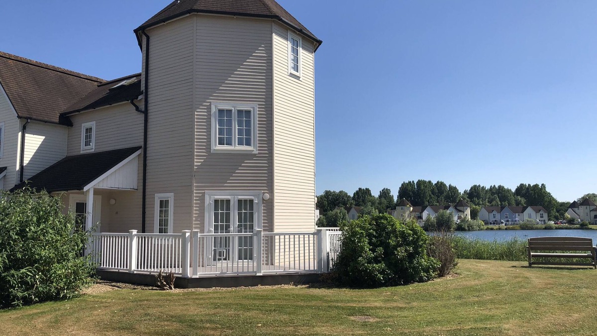 South Cerney Cabin | Stunning New England Style Lakeside Lodge