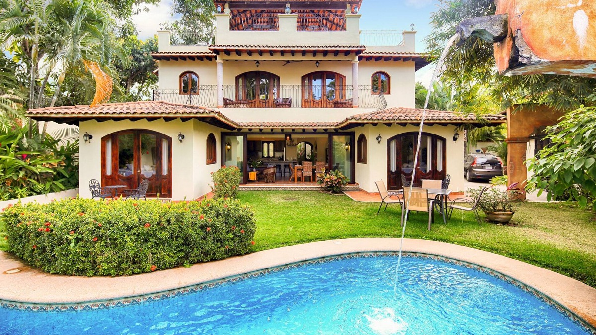 North End Villa | Stunning! New Remodel of Famous Villa. Steps to Beach and town.