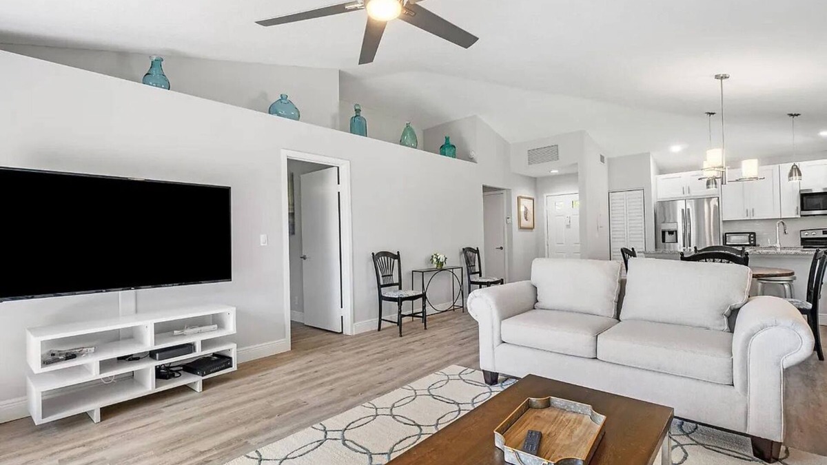 Palm Beach Gardens Cottage | Stunning Newly Renovated Club Cottage in PGA
