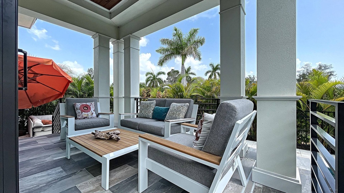 Longbeach Village House | Stunning, newly built 3B/3,5B home at the north end of LBK in Long Beach Village