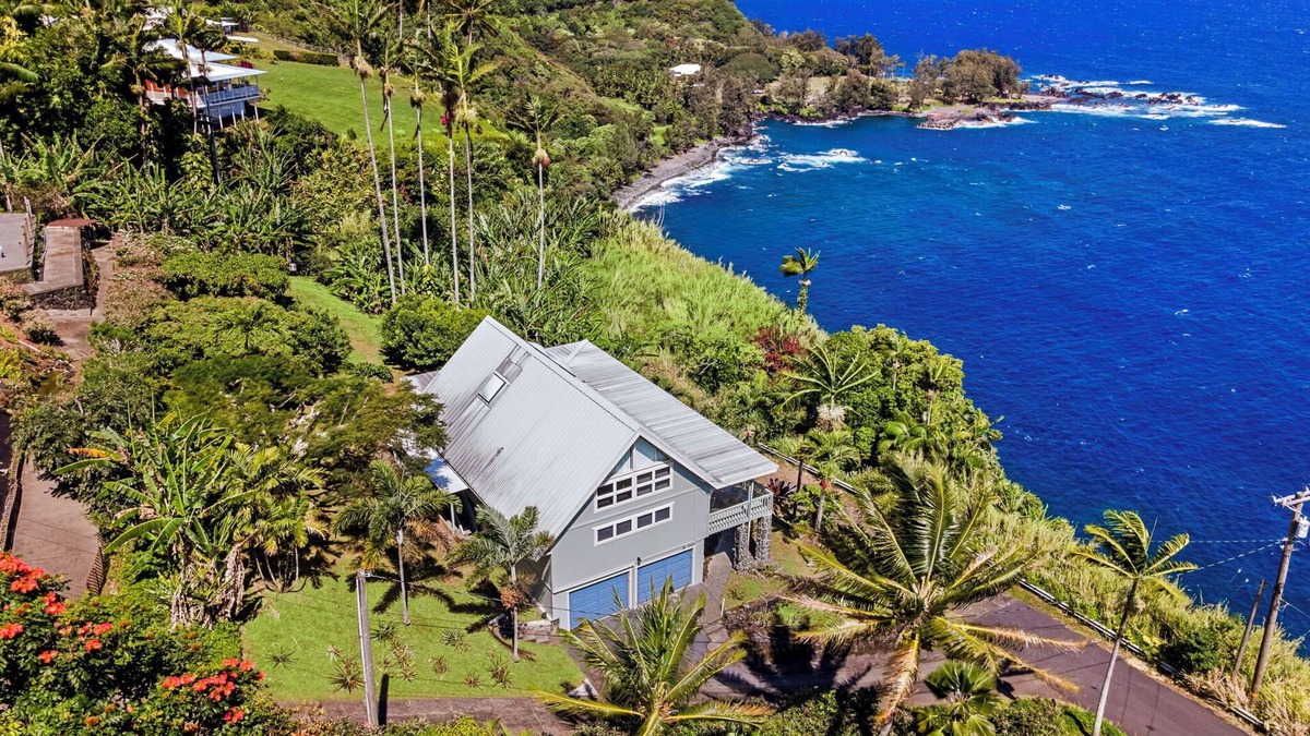 Laupahoehoe House | Stunning Ocean-front Retreat Overlooking Laupahoehoe Point