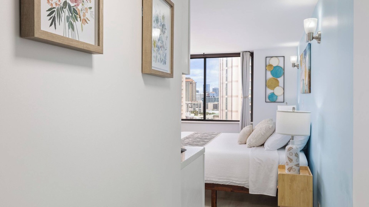 McCully - Moiliili Condo | Stunning Ocean View/Exquisite Renovated Studio/King Bed/Walk to Beach