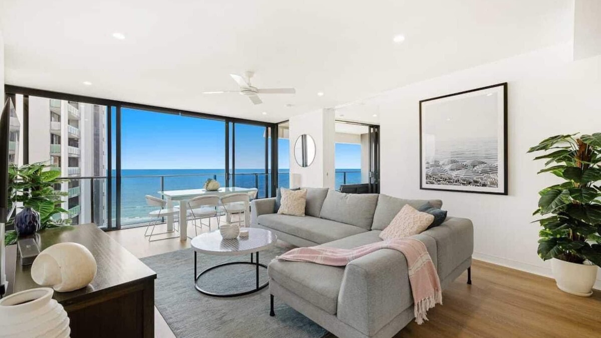 Broadbeach Apartment | Stunning Ocean Views 20th floor Oracle Tower 1