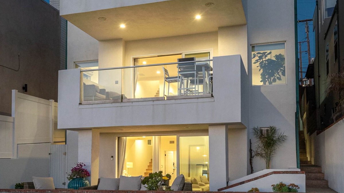 El Porto House | Stunning Oceanfront Beach Home
