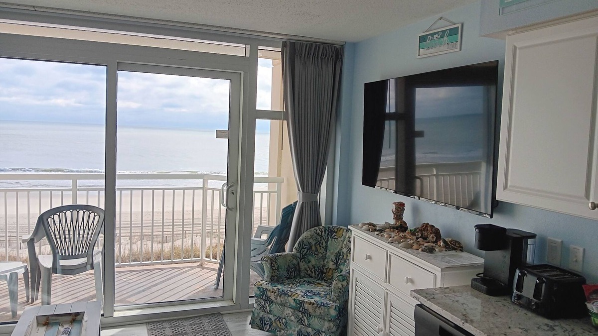 Myrtle Beach Condo | Stunning Oceanfront Condo. , Great resort. kitchen, W/D, 65" Roku tv, fast WIFI.