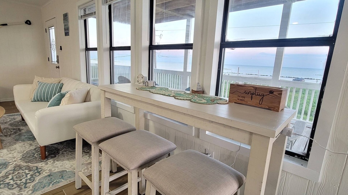 Lakeview Jefferson County House | Stunning Oceanfront Beach House near Holly Beach w/balcony & awesome beach decor
