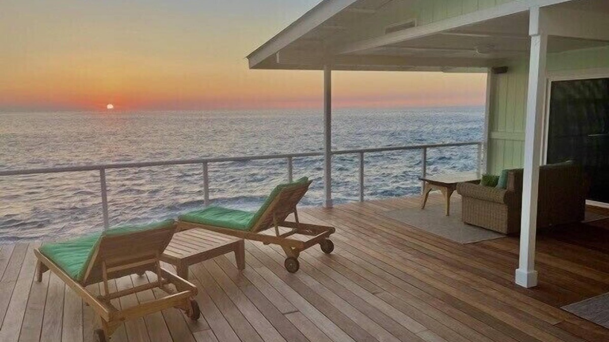 Kahaluu Bay House | Stunning oceanfront cottage