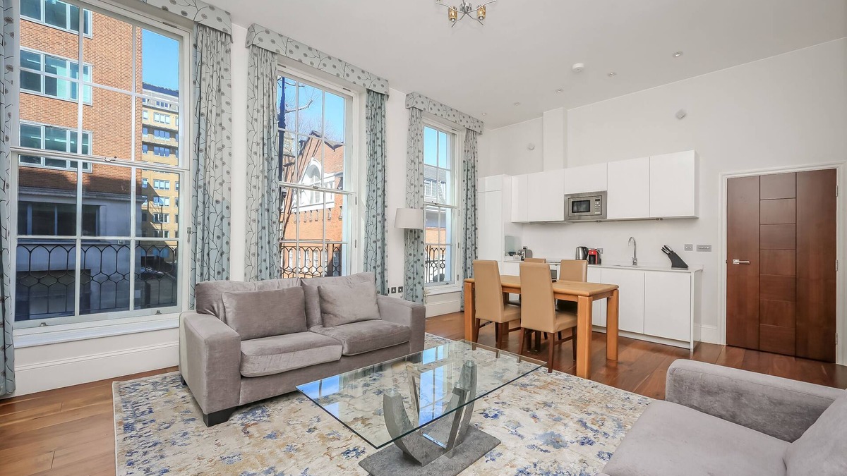 St. Pancras Apartment | Stunning one bedroom apartment with twin balconies