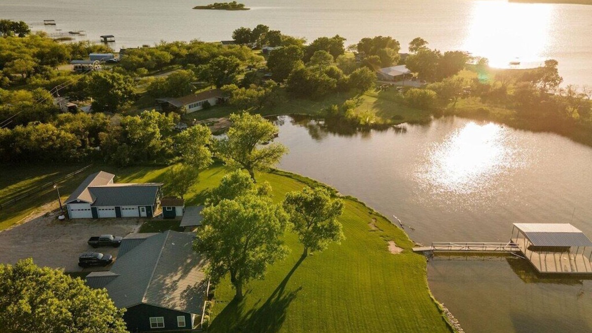 Graford House | Stunning PK Waterfront Home| Private Beach Entry| Private Dock|Game Room|Hot Tub