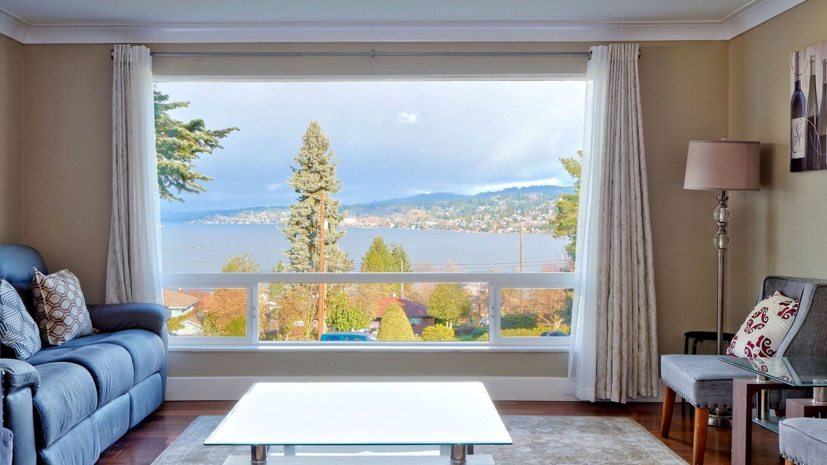 Bryn Mawr-Skyway House | Stunning PNW Mid-Century Seattle Home w/Lakefront Views! Sleeps Up to 16 Guests