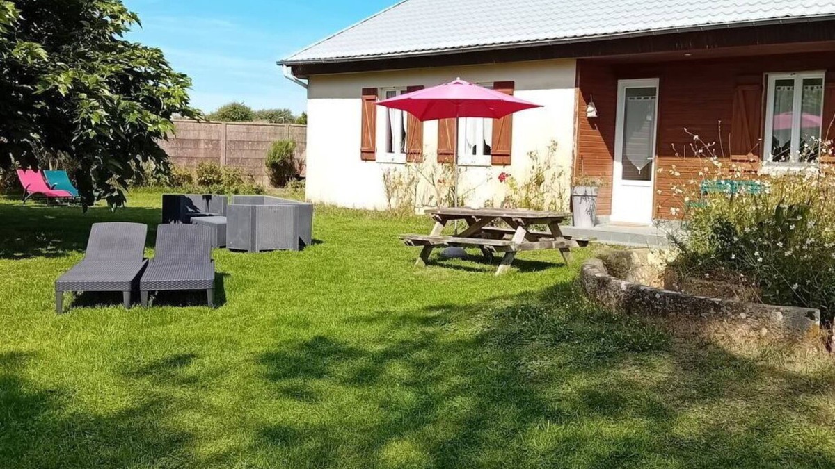 Anneville-sur-Mer House | Stunning private villa for 6 people with WIFI, TV, pets allowed and parking