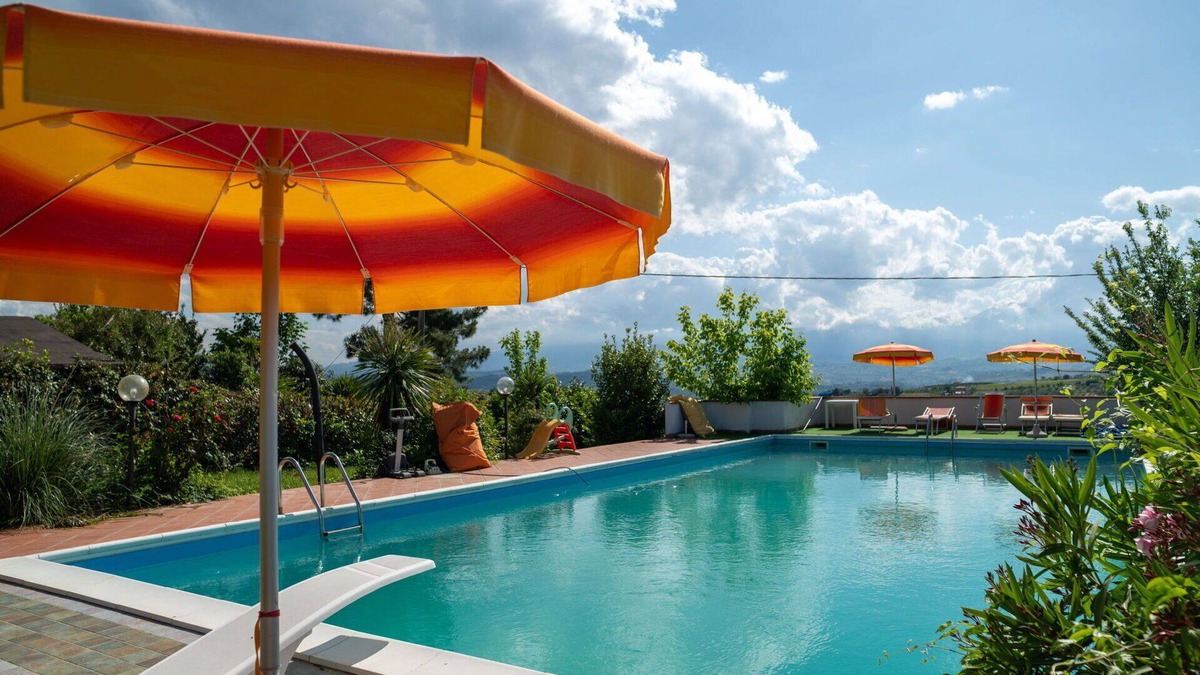 Citta Sant'Angelo House | Stunning private villa with WIFI, pool, TV, patio, pets allowed and parking, close to Pescara