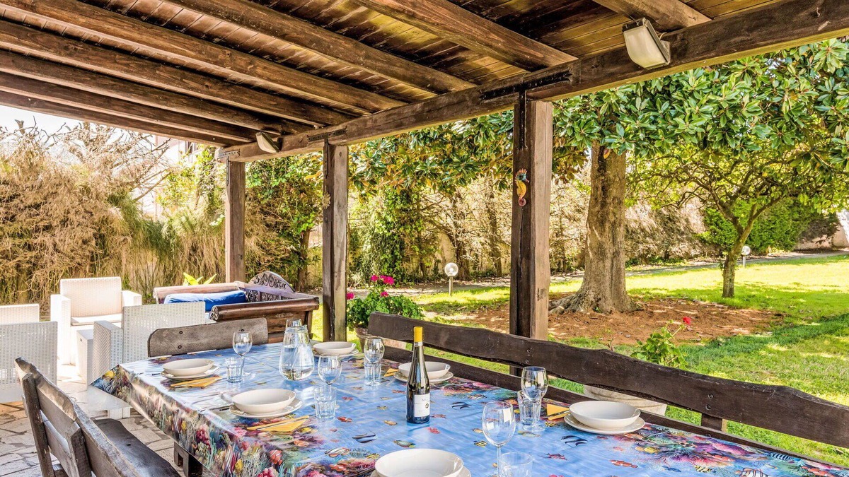 Colonia Elena Villa | Stunning private villa for 11 guests with WIFI, TV, patio, pets allowed and parking