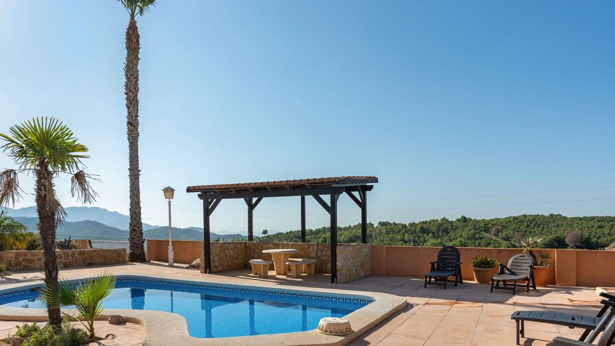 El Esparragal Villa | Stunning private villa with WIFI, private pool, A/C, TV, terrace, pets allowed and parking