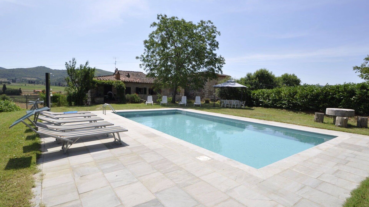 Pieve a Presciano Villa | Stunning private villa for 9 guests with private pool, WIFI, TV, pets allowed and parking