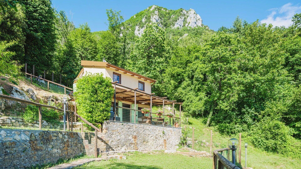 Stazzema House | Stunning private villa for 4 guests with WIFI, TV, terrace and pets allowed