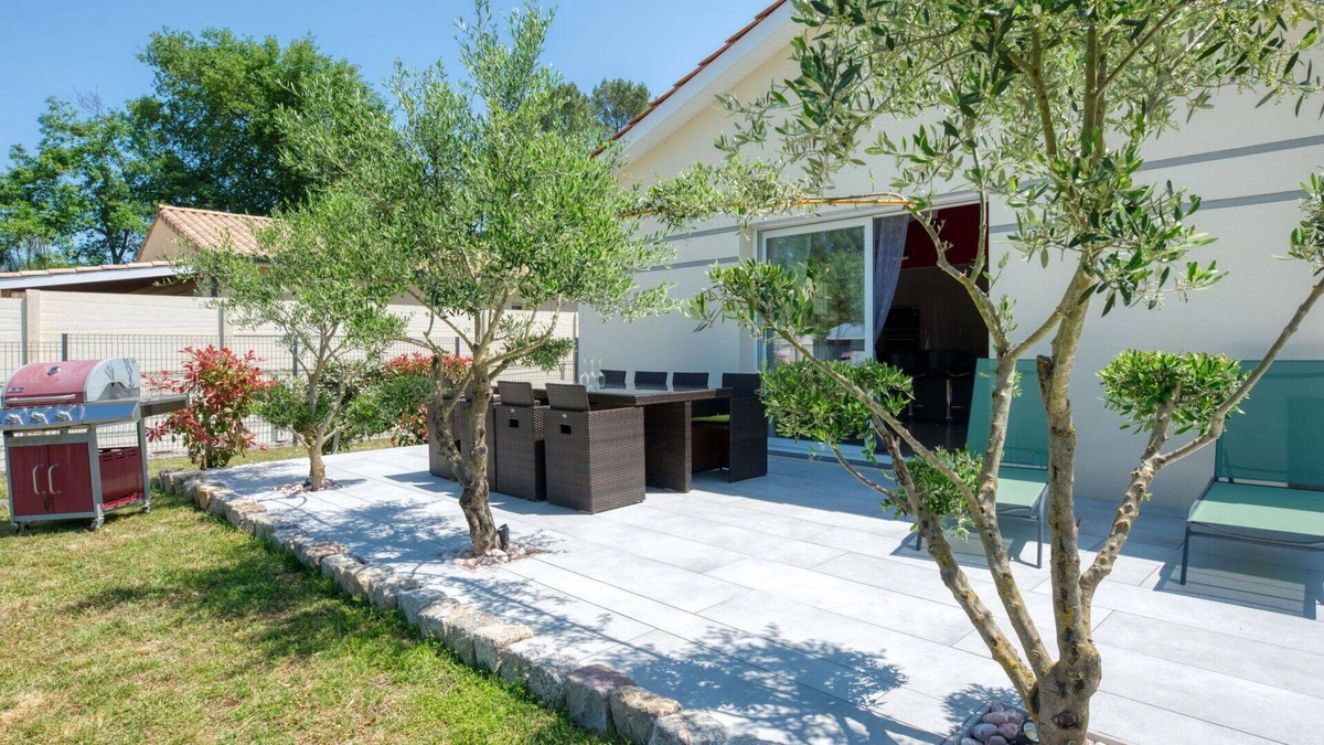 Lesparre-Medoc House | Stunning private villa for 4 guests with A/C, TV, terrace and parking