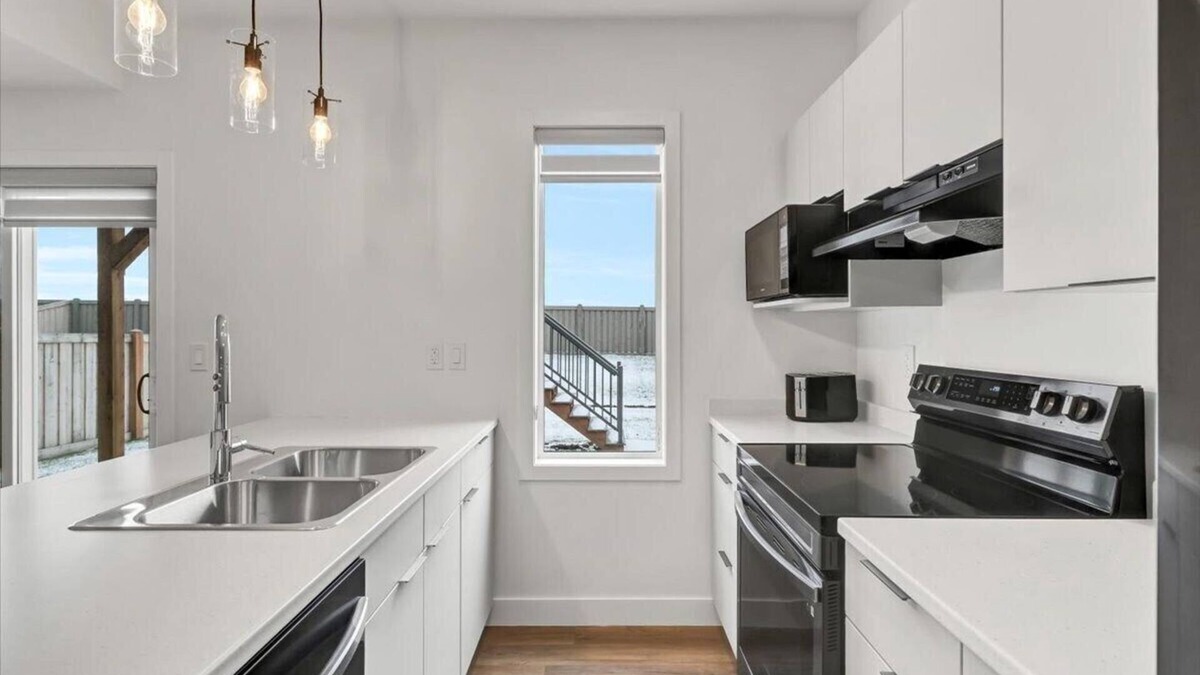 Grande Prairie House | Stunning Private Suite | Full Kitchen | Free WIFI