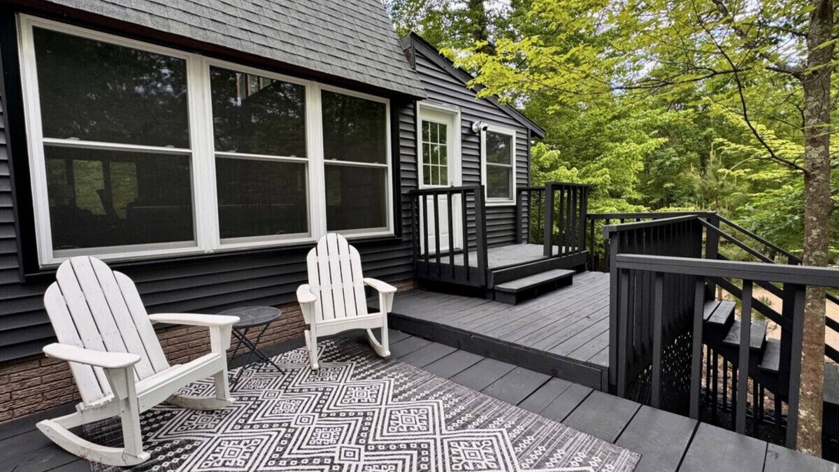 Danbury House | Stunning Private Chalet, 3 Queen beds on Trails!
