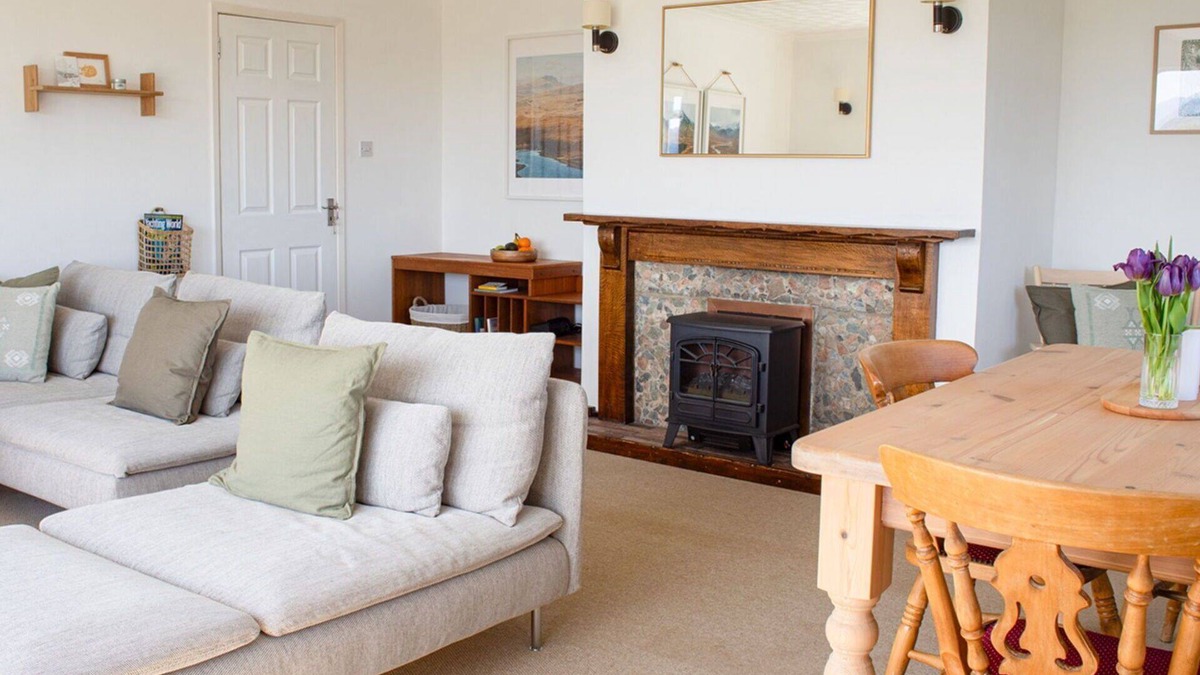 Portree House | Stunning private villa for 4 guests with WIFI, TV and patio